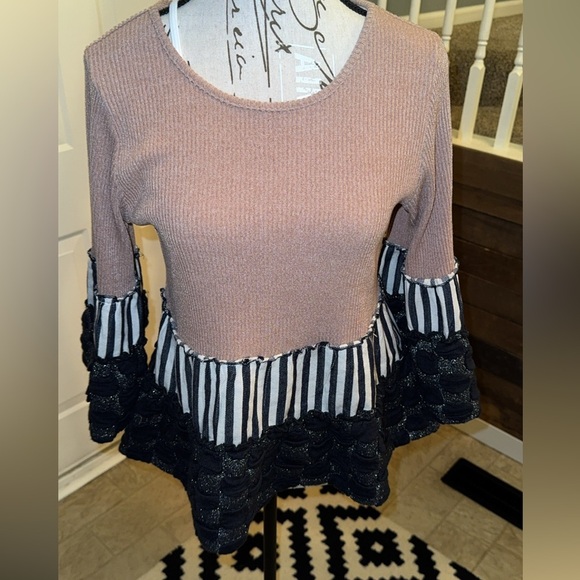 THML Tops - Anthropologie THML SIZE SMALL BELL SLEEVE PATCH WORK